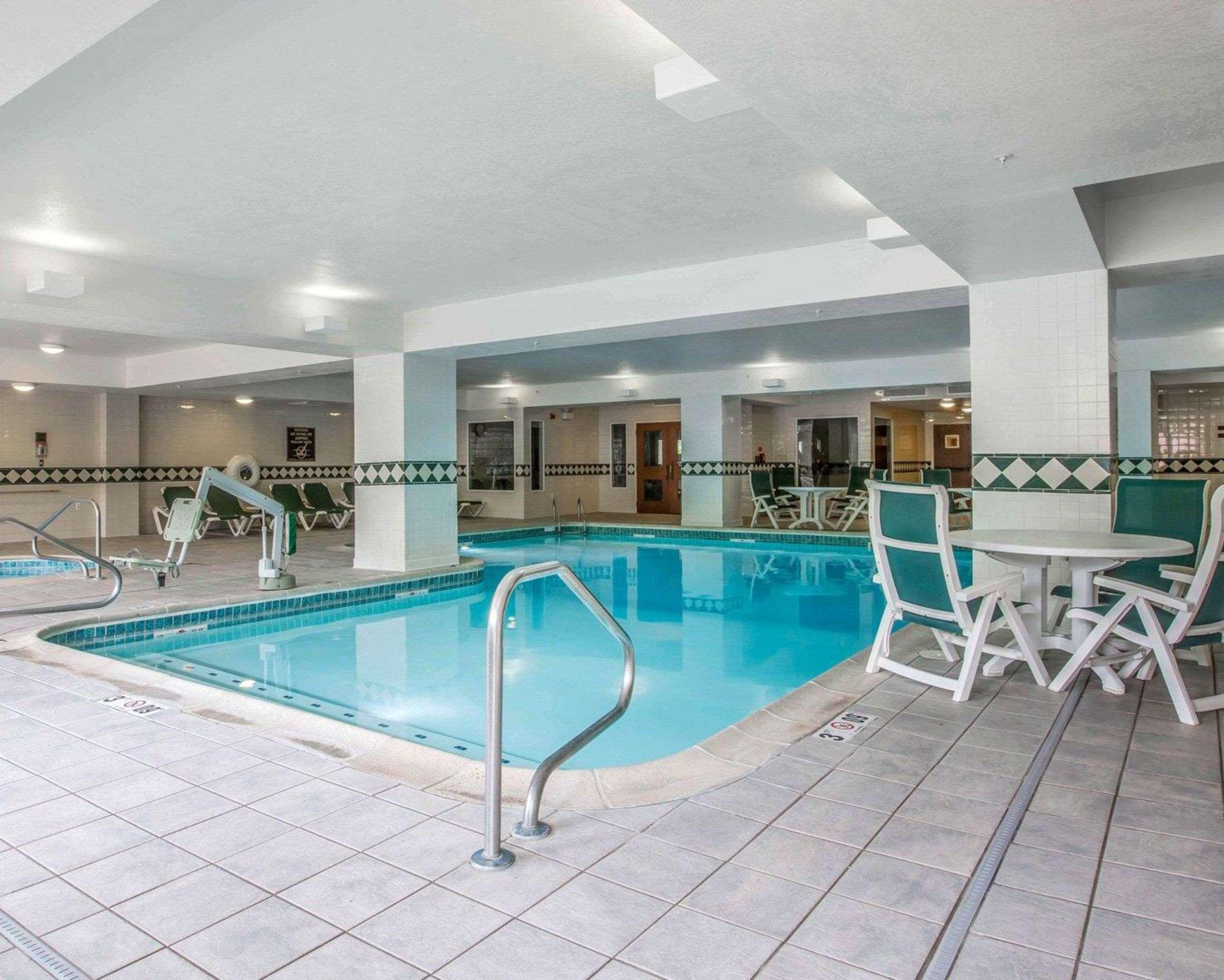 Comfort Inn & Suites Near Burke Mountain Сент-Джонсбери Экстерьер фото
