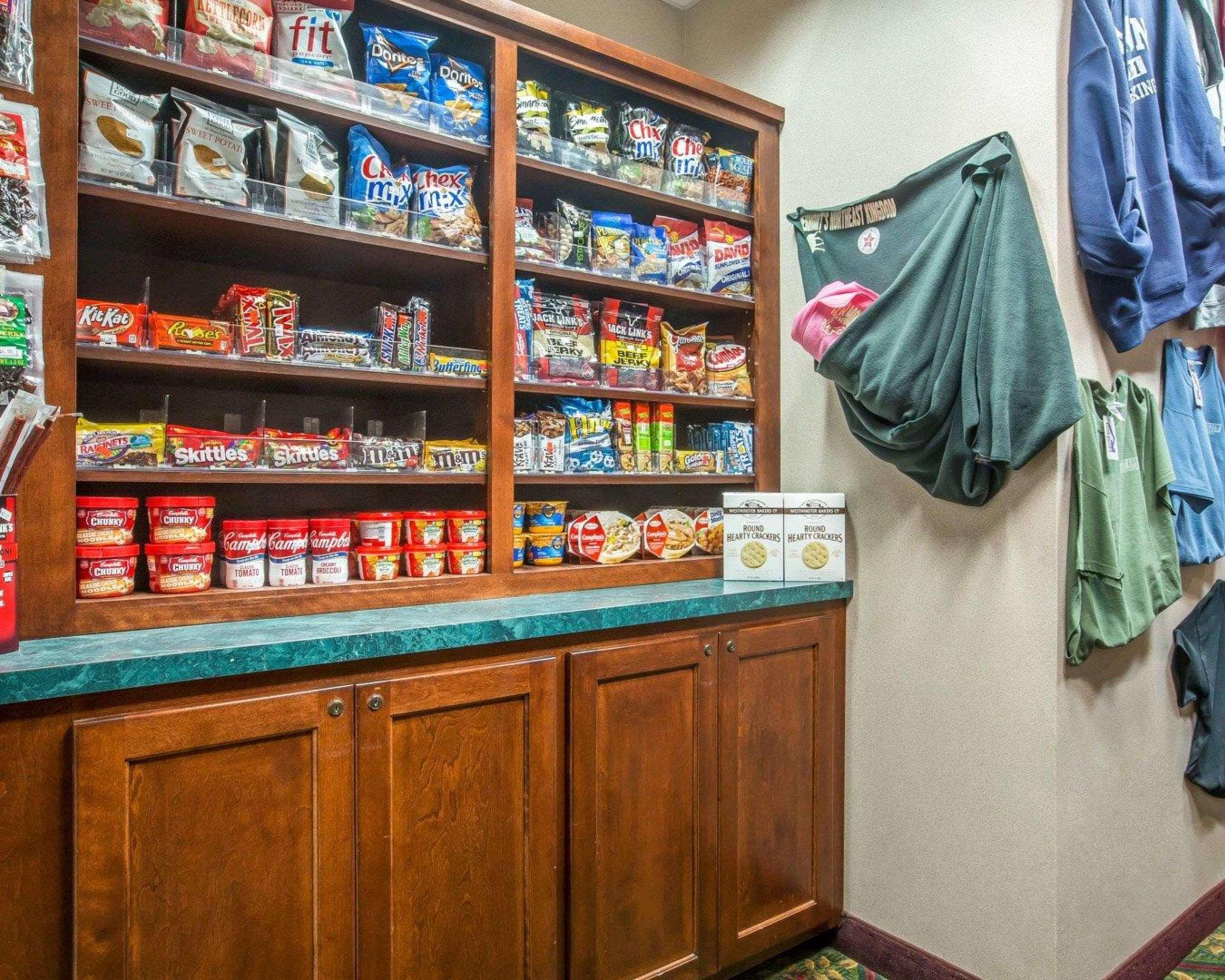Comfort Inn & Suites Near Burke Mountain Сент-Джонсбери Экстерьер фото