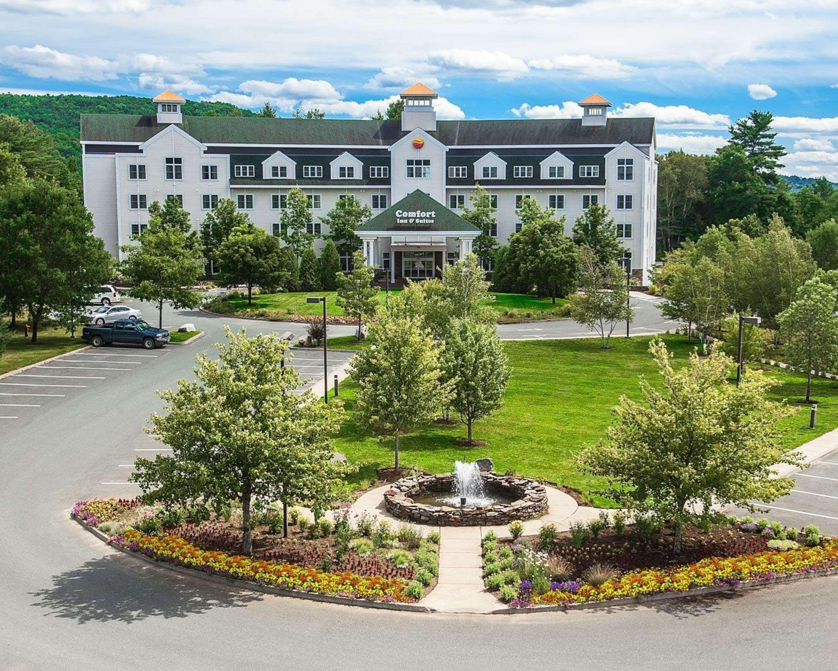 Comfort Inn & Suites Near Burke Mountain Сент-Джонсбери Экстерьер фото