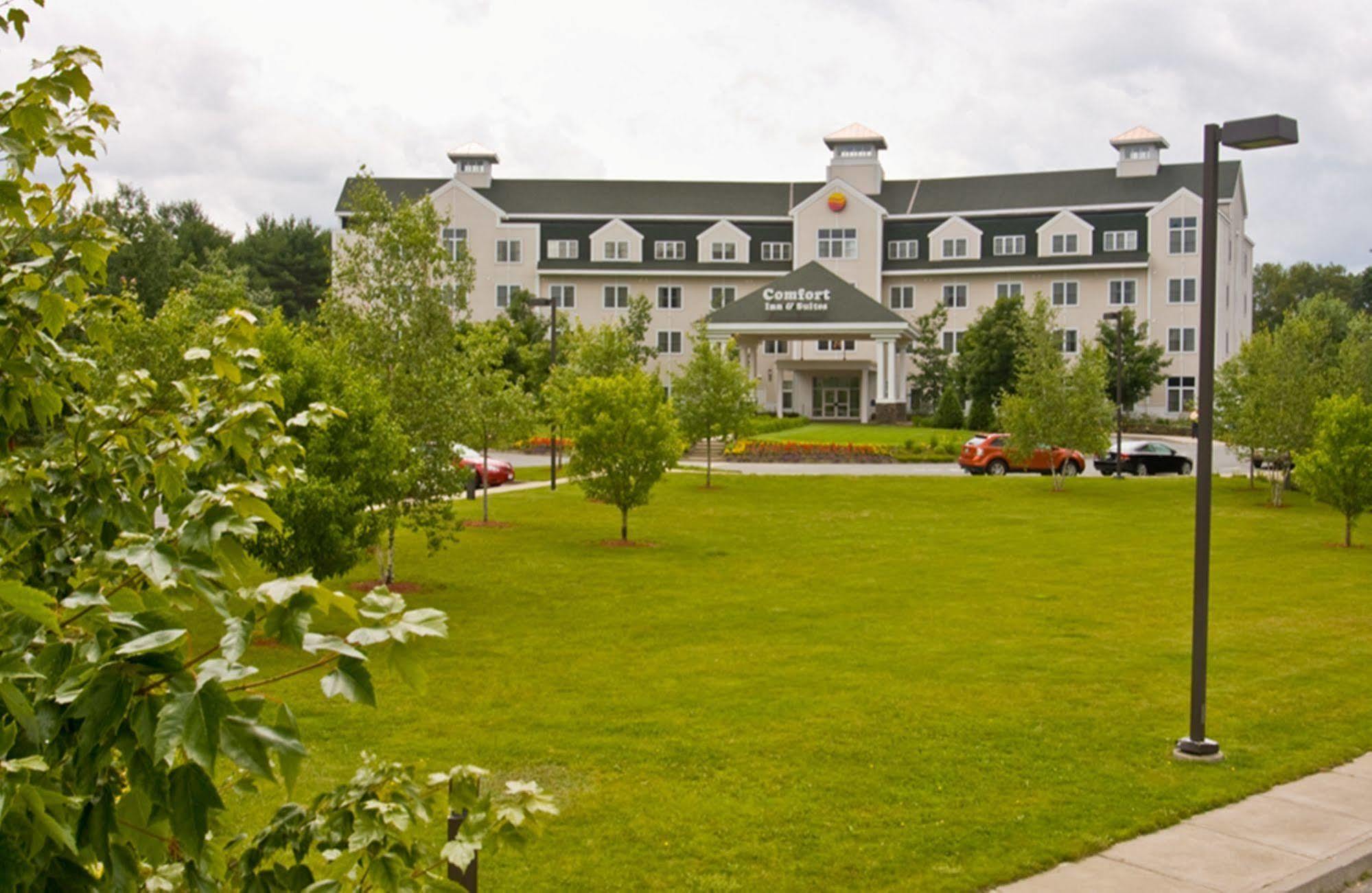 Comfort Inn & Suites Near Burke Mountain Сент-Джонсбери Экстерьер фото