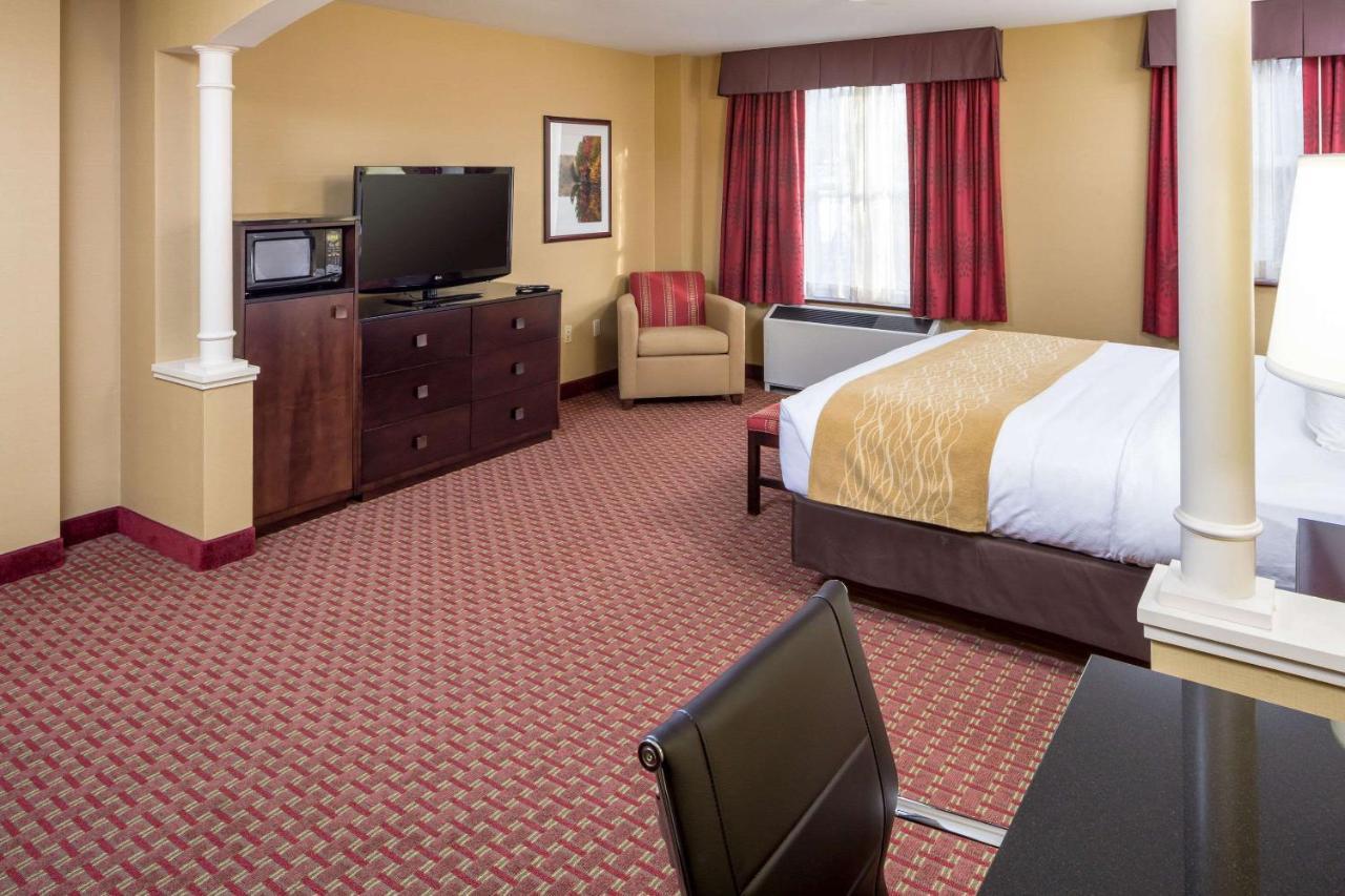 Comfort Inn & Suites Near Burke Mountain Сент-Джонсбери Экстерьер фото